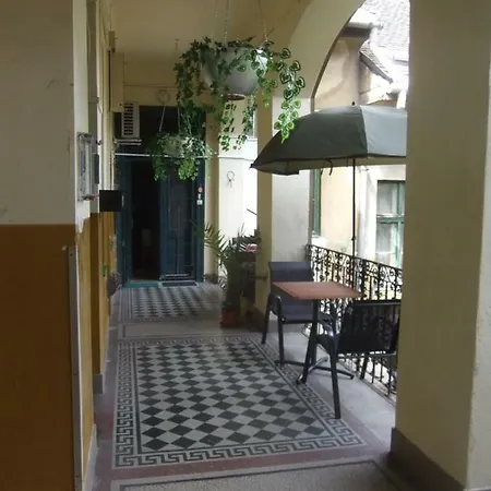 Chestnut In Downtown Apartment